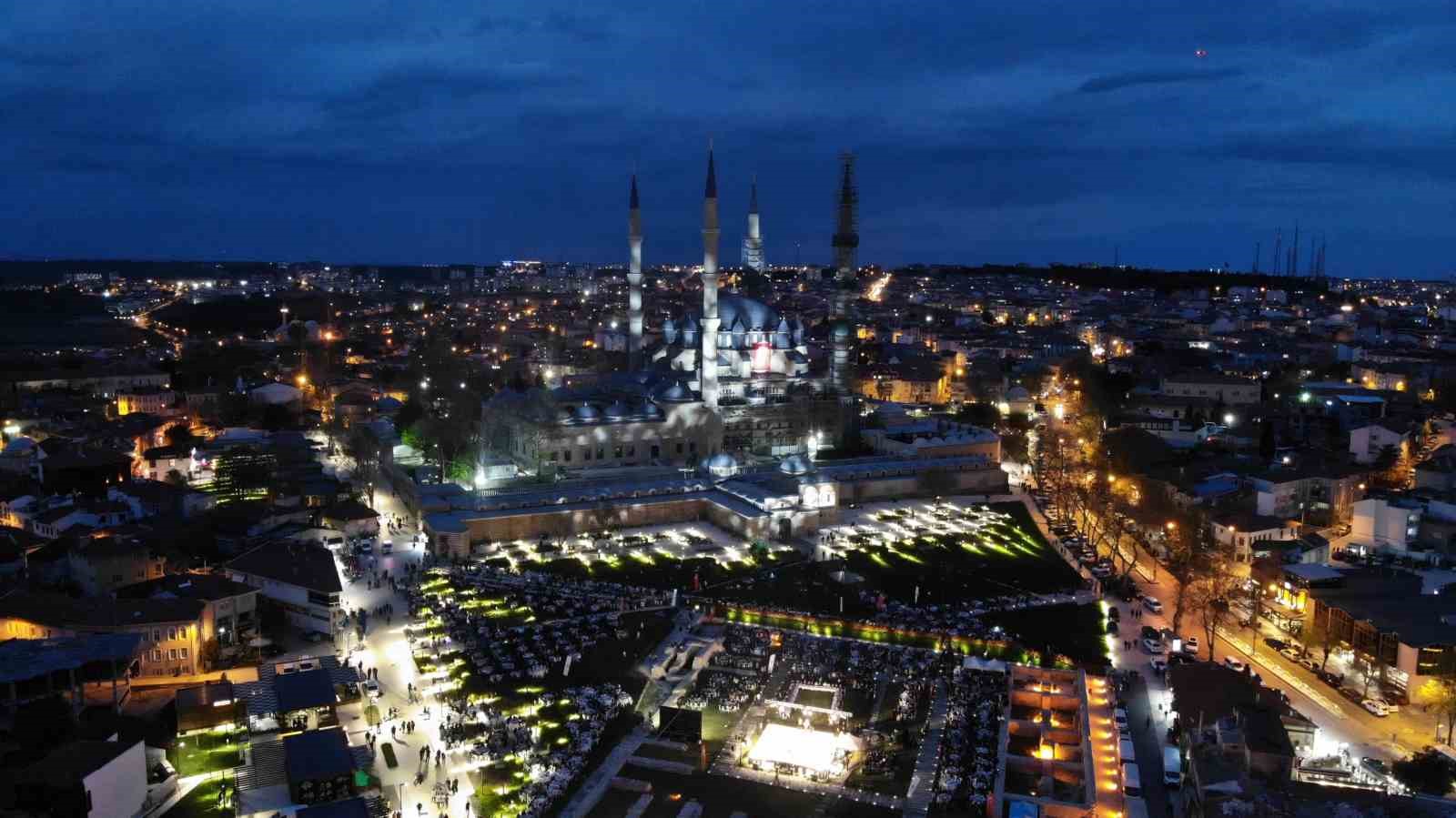 Selimiye Camii gölgesinde 5 bin kişi iftar yaptı
