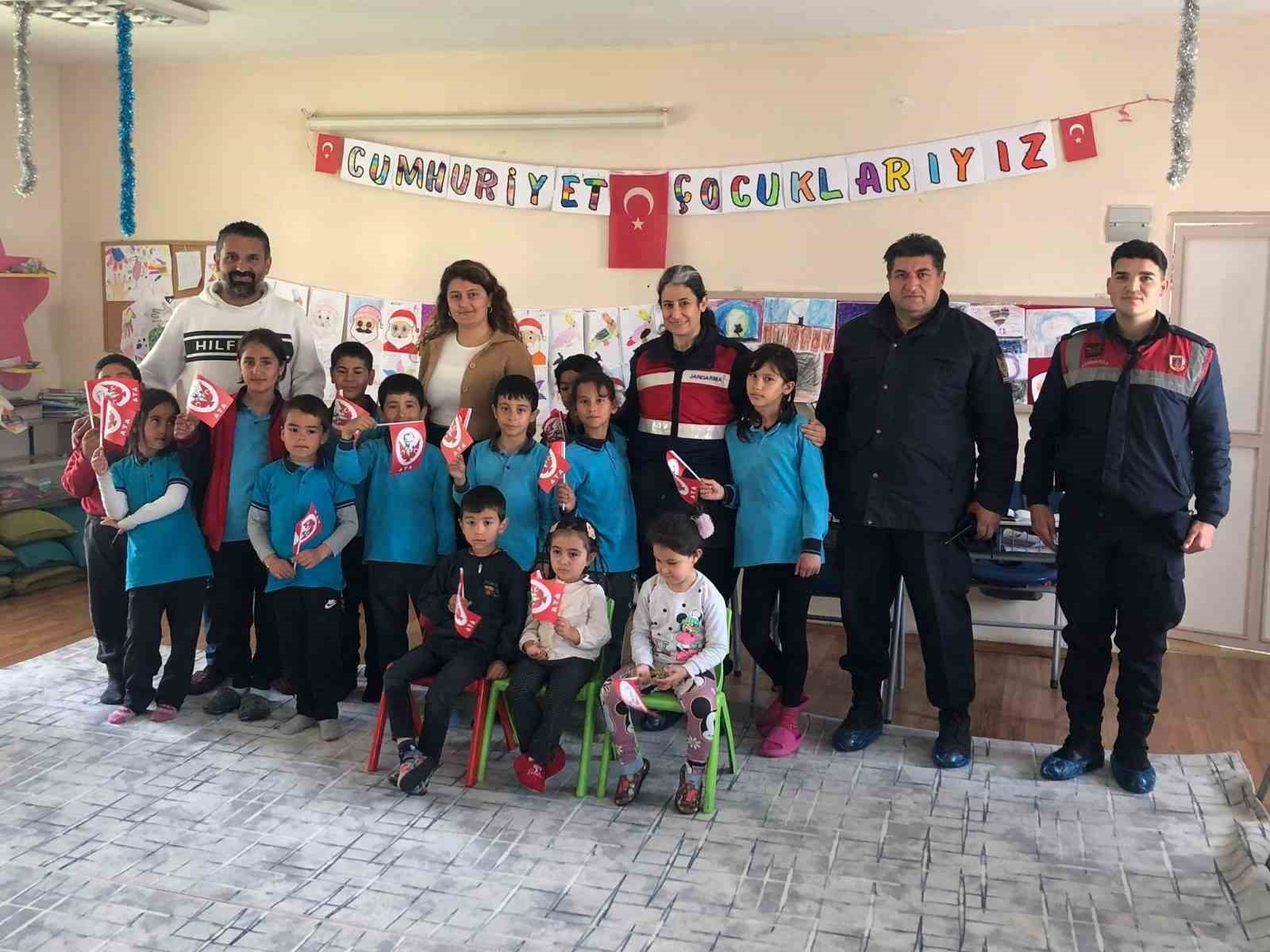 Serçin Mahallesi’ndeki öğrencilere Jandarma tanıtıldı