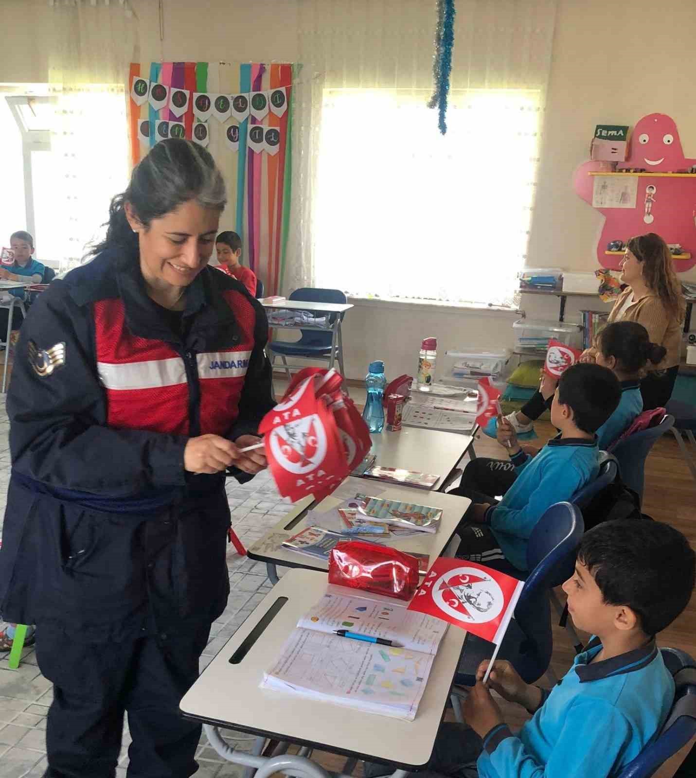 Serçin Mahallesi’ndeki öğrencilere Jandarma tanıtıldı
