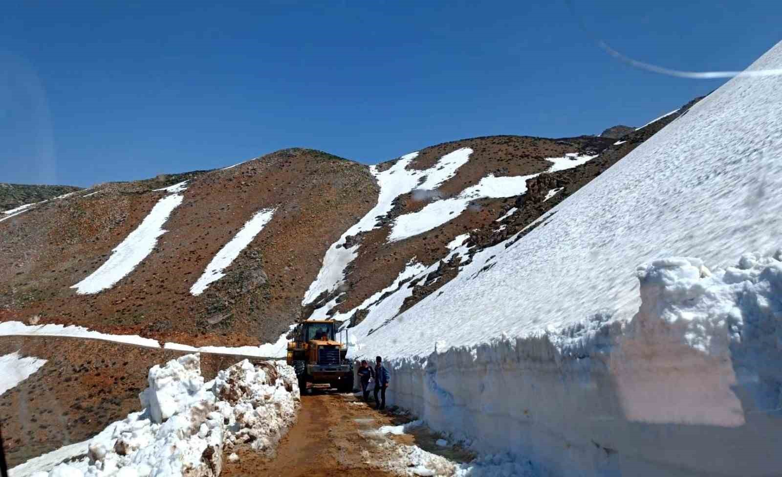 Siirt’te kaya parçaları ve kar yolları kapattı, ekiplerin çalışmaları sonucu yol ulaşıma açıldı