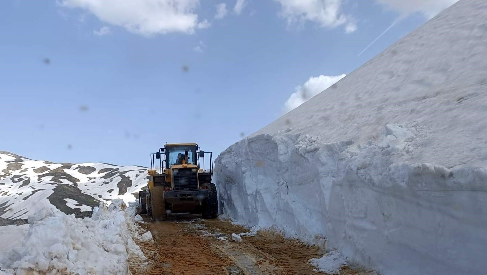 Siirt’te kaya parçaları ve kar yolları kapattı, ekiplerin çalışmaları sonucu yol ulaşıma açıldı

