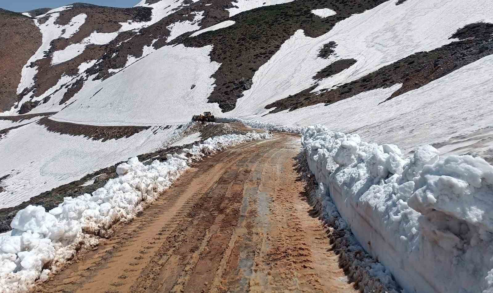 Siirt’te kaya parçaları ve kar yolları kapattı, ekiplerin çalışmaları sonucu yol ulaşıma açıldı
