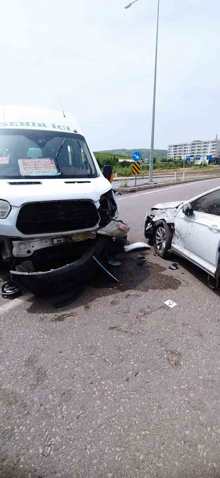Siirt’te otomobil ile minibüs çarpıştı: 7 yaralı
