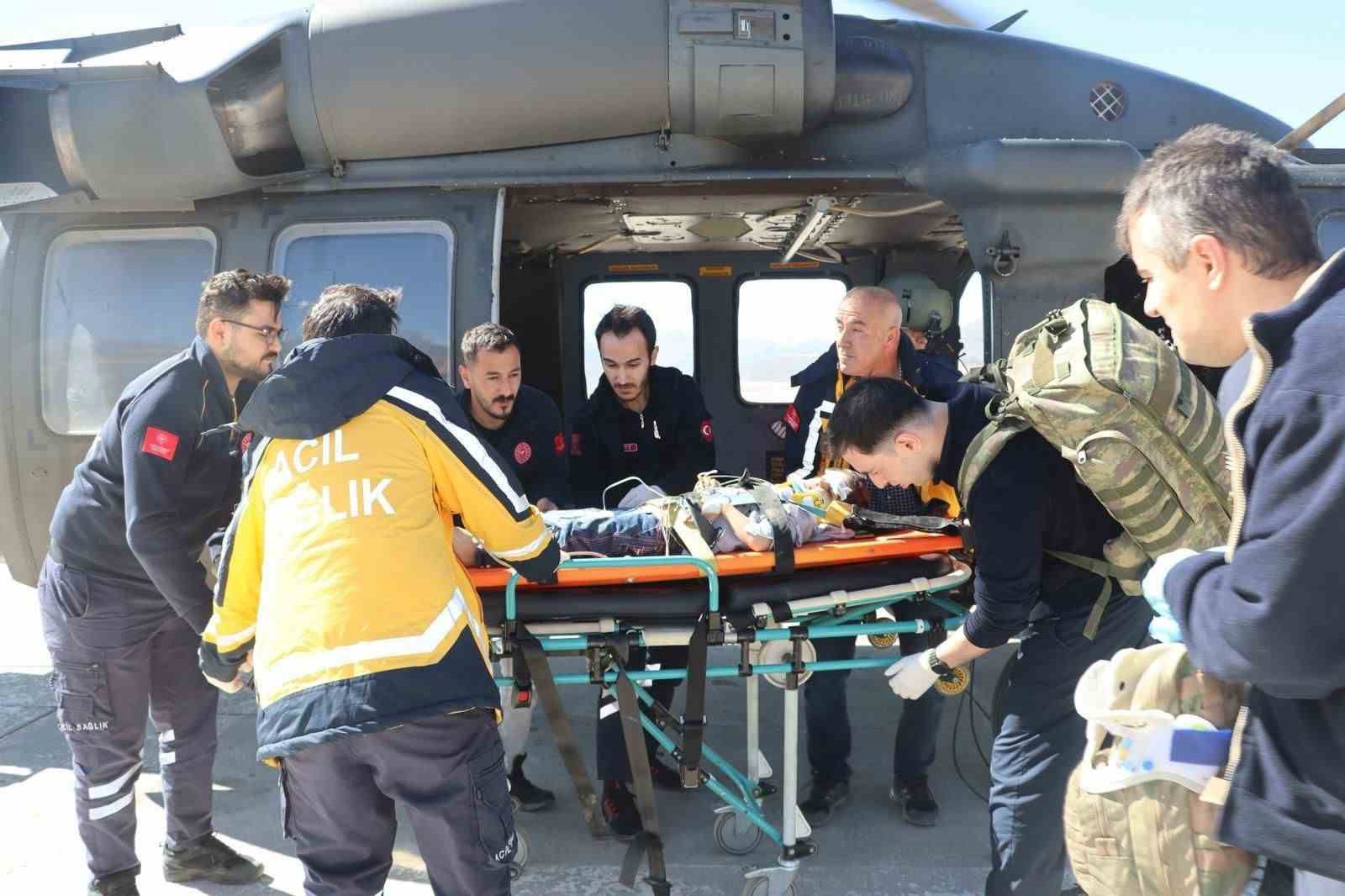Şırnak’ta askeri helikopter kazada yaralanan çocuk için havalandı
