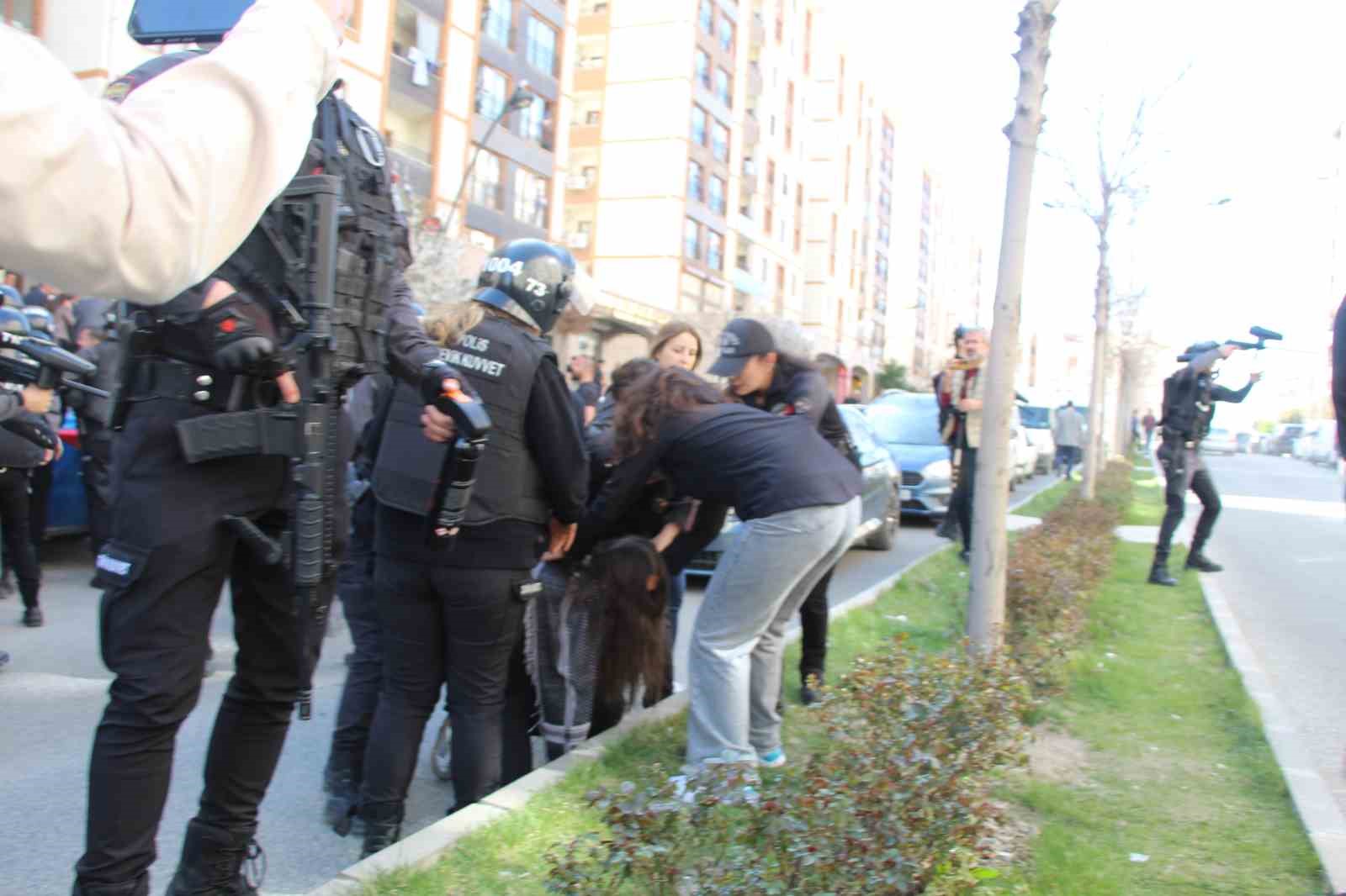 Şırnak’ta izinsiz yürüyüşe polis müdahalesi: 11 gözaltı
