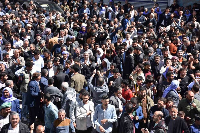 Siverek’te seçim sonuçlarına itiraz eden kalabalığı ilçeye gelen Büyükşehir Belediye Başkanı Gülpınar dağıttı