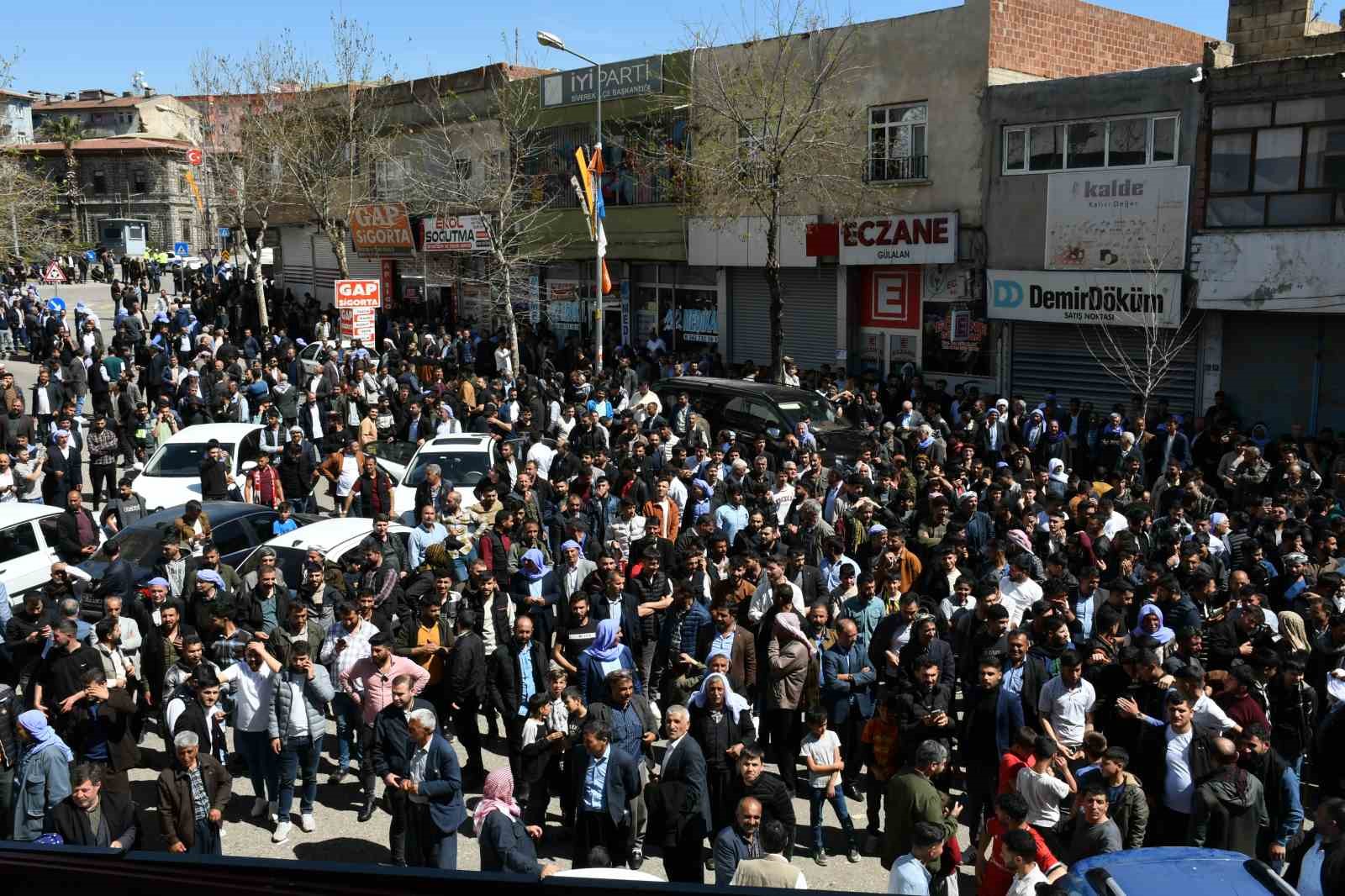Siverek’te seçim sonuçlarına itiraz eden kalabalığı ilçeye gelen Büyükşehir Belediye Başkanı Gülpınar dağıttı
