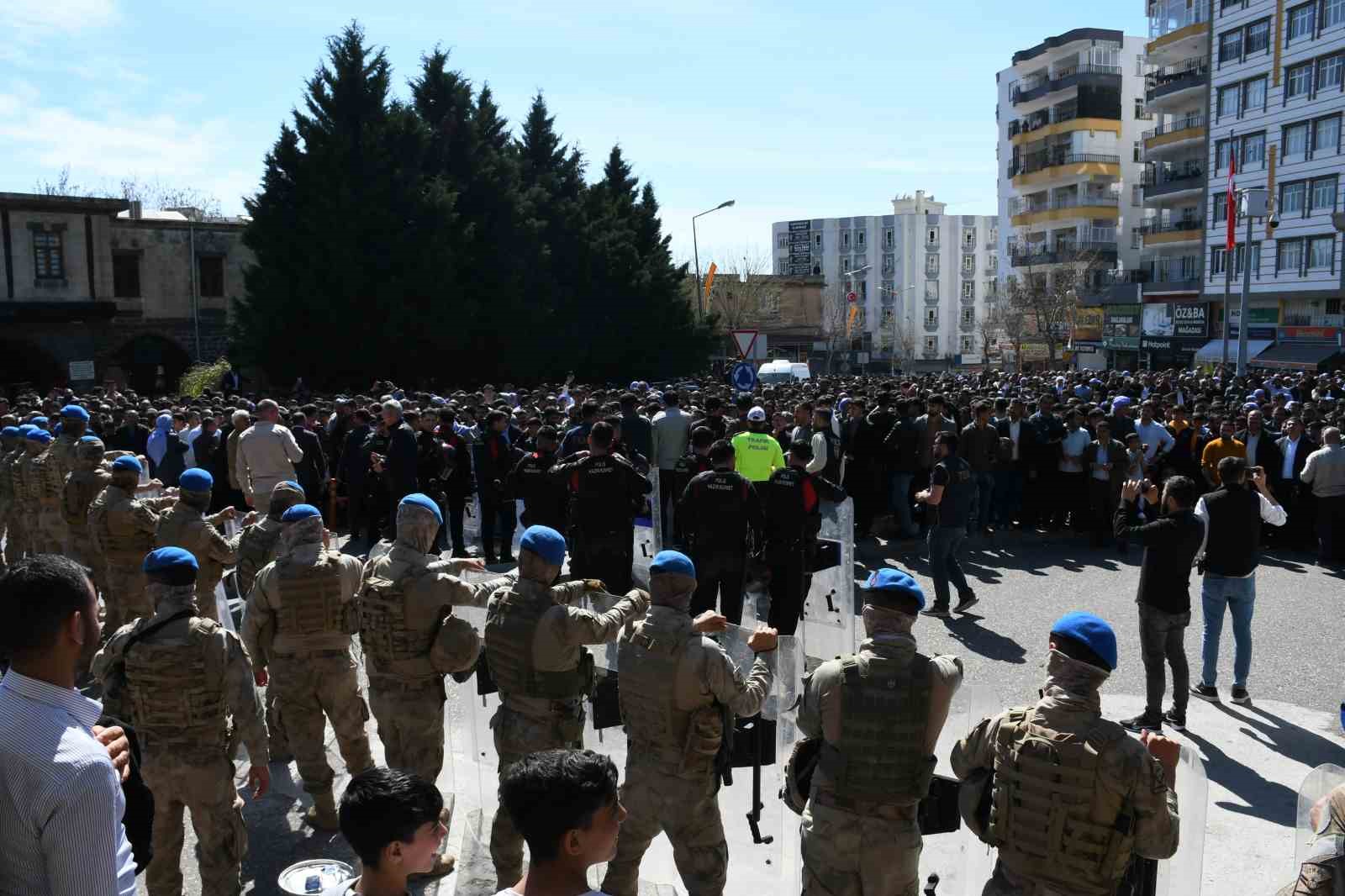 Siverek’te seçim sonuçlarına itiraz eden kalabalığı ilçeye gelen Büyükşehir Belediye Başkanı Gülpınar dağıttı
