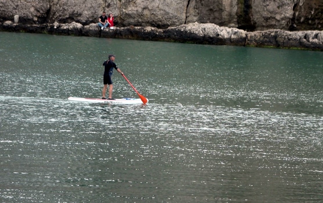 Sörf yapan şahıs, sahil güvenlik ekiplerini alarma geçirdi
