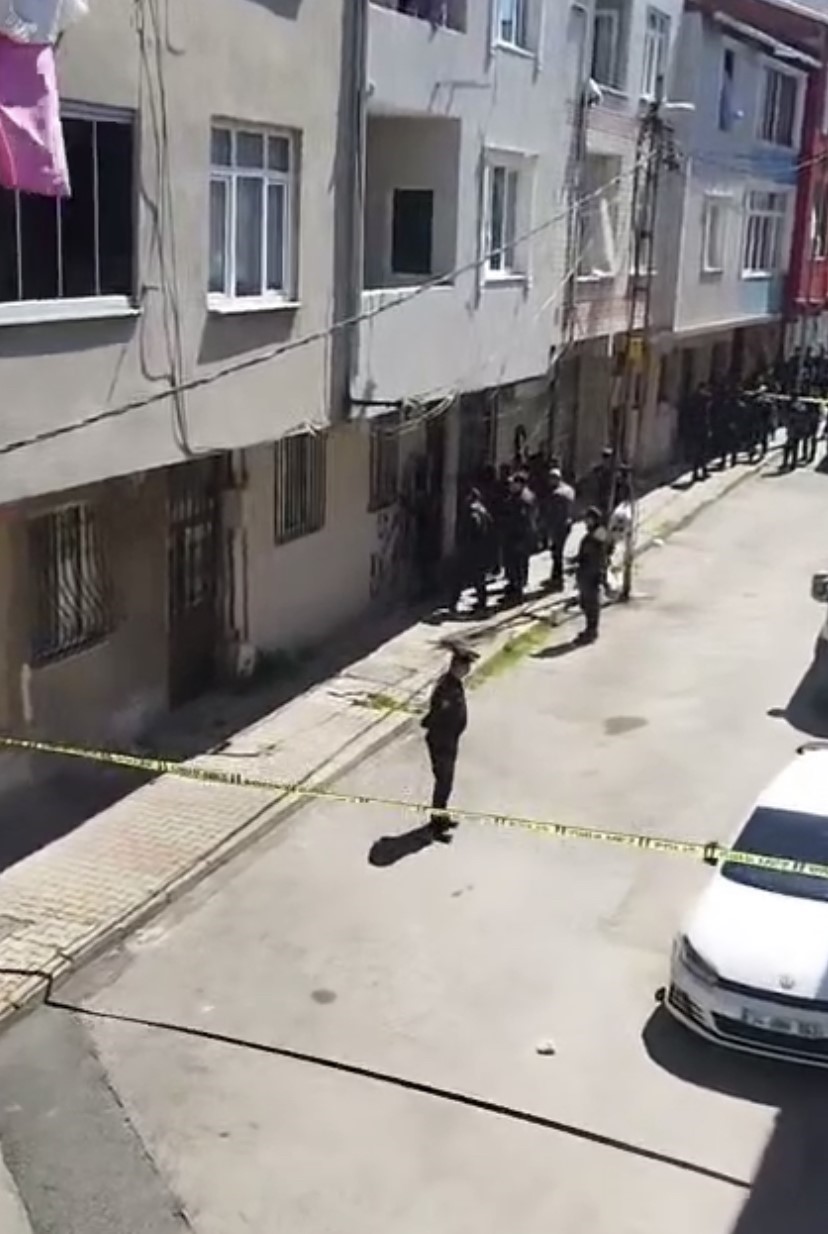 Sultanbeyli’de bir kişi kendini eve kilitledi, devreye özel harekat polisleri girdi
