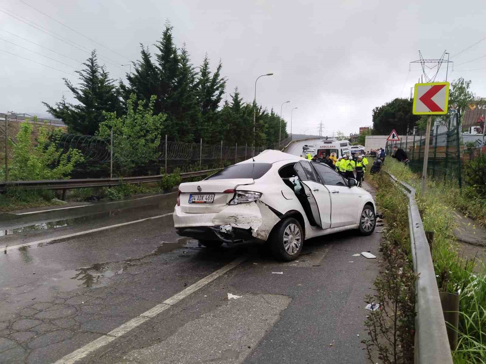 Sultanbeyli’de kamyon ile otomobil çarpıştı: 2 ölü, 4 yaralı
