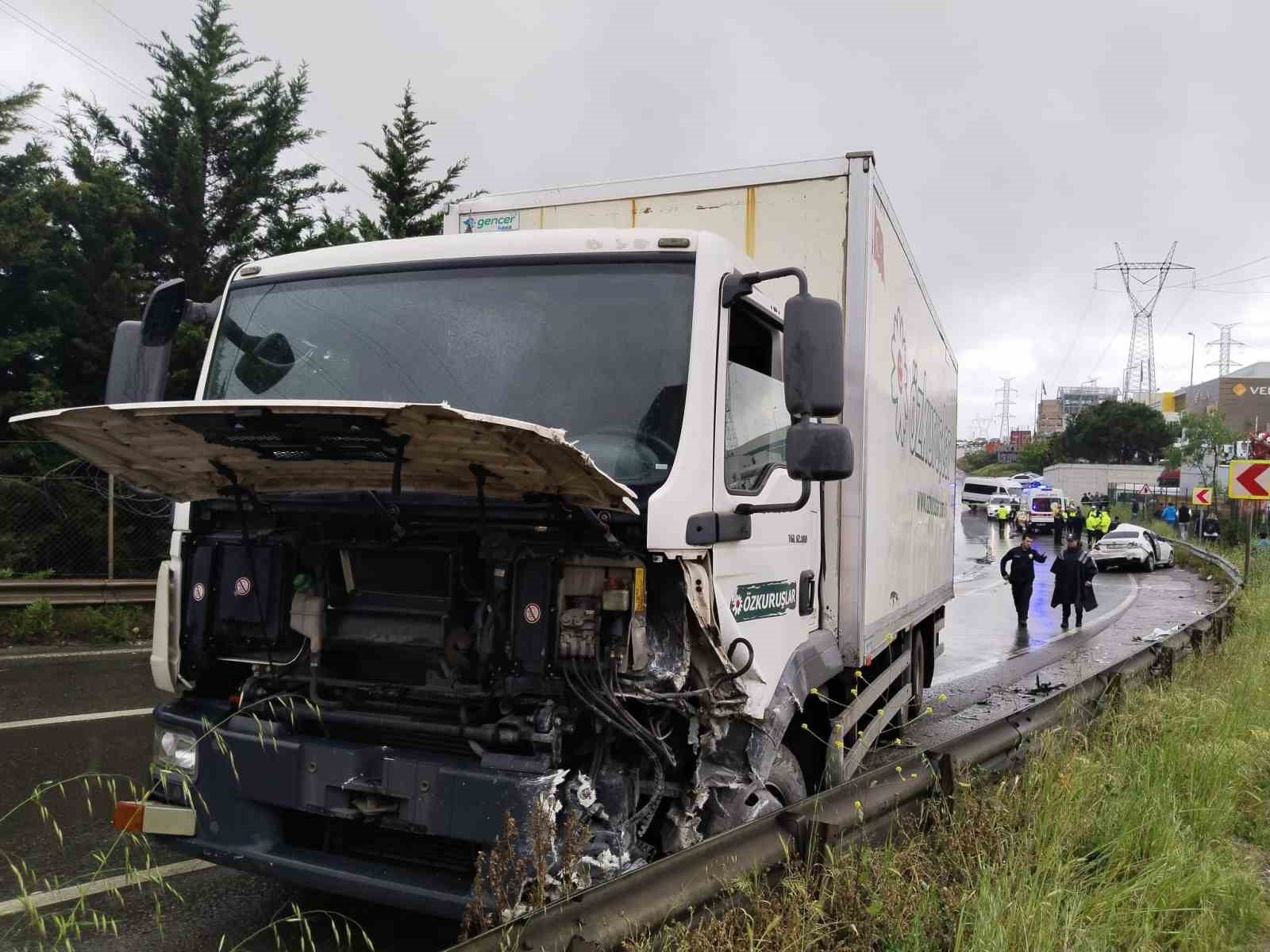 Sultanbeyli’de kamyon ile otomobil çarpıştı: 2 ölü, 4 yaralı
