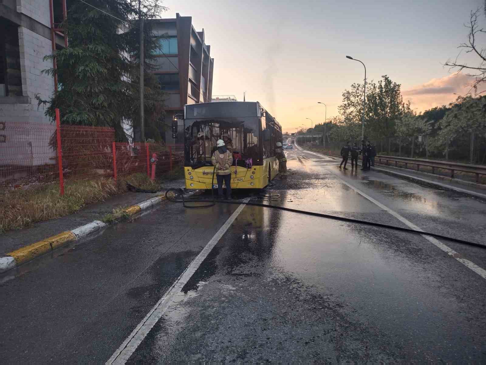 Sultanbeyli’de seyir halindeki İETT otobüsü alev alev yandı
