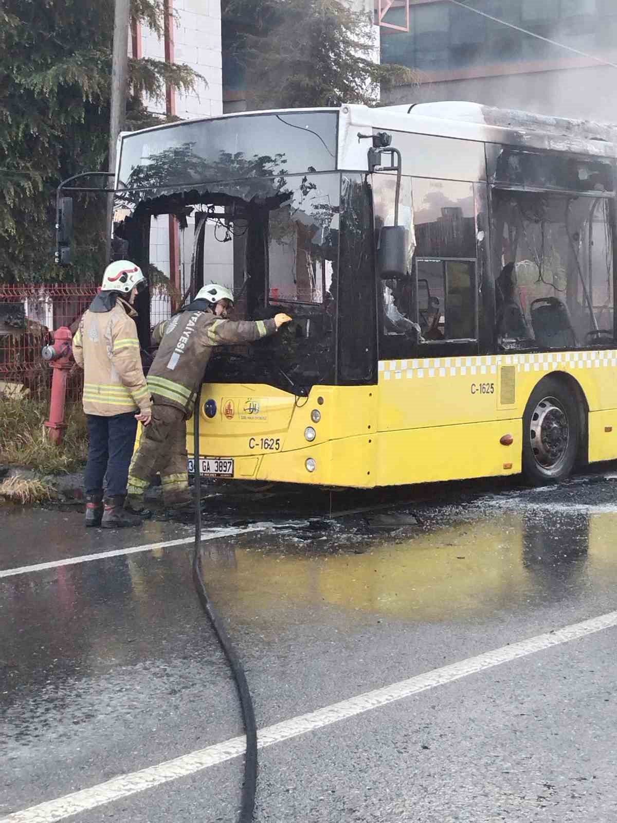 Sultanbeyli’de seyir halindeki İETT otobüsü alev alev yandı
