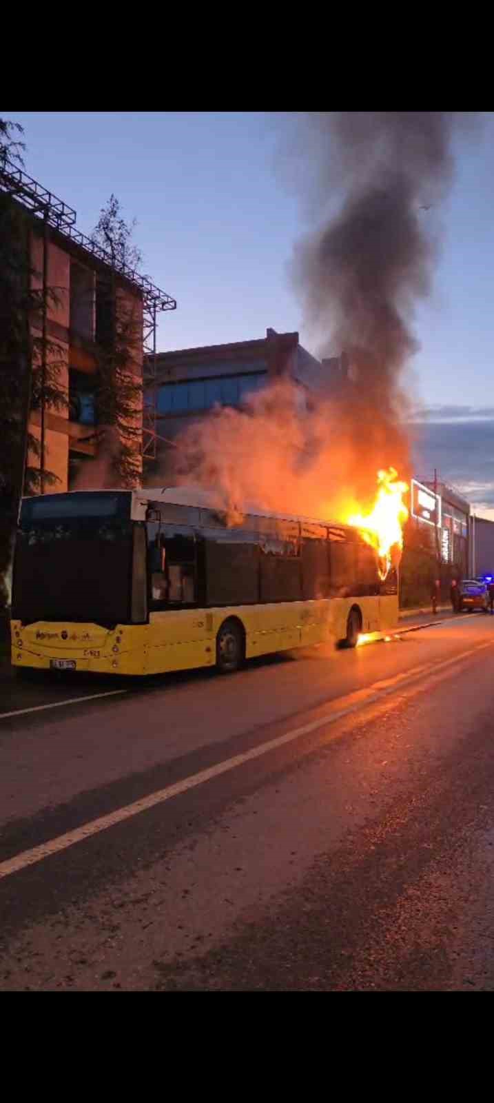 Sultanbeyli’de seyir halindeki İETT otobüsü alev alev yandı
