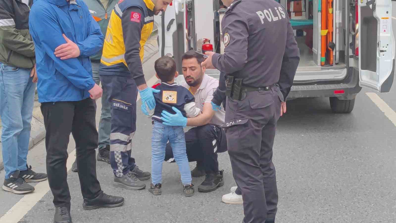 Sultangazi’de kırmızı ışıkta yolun karşısına geçmeye çalışan kadına motosiklet çarptı
