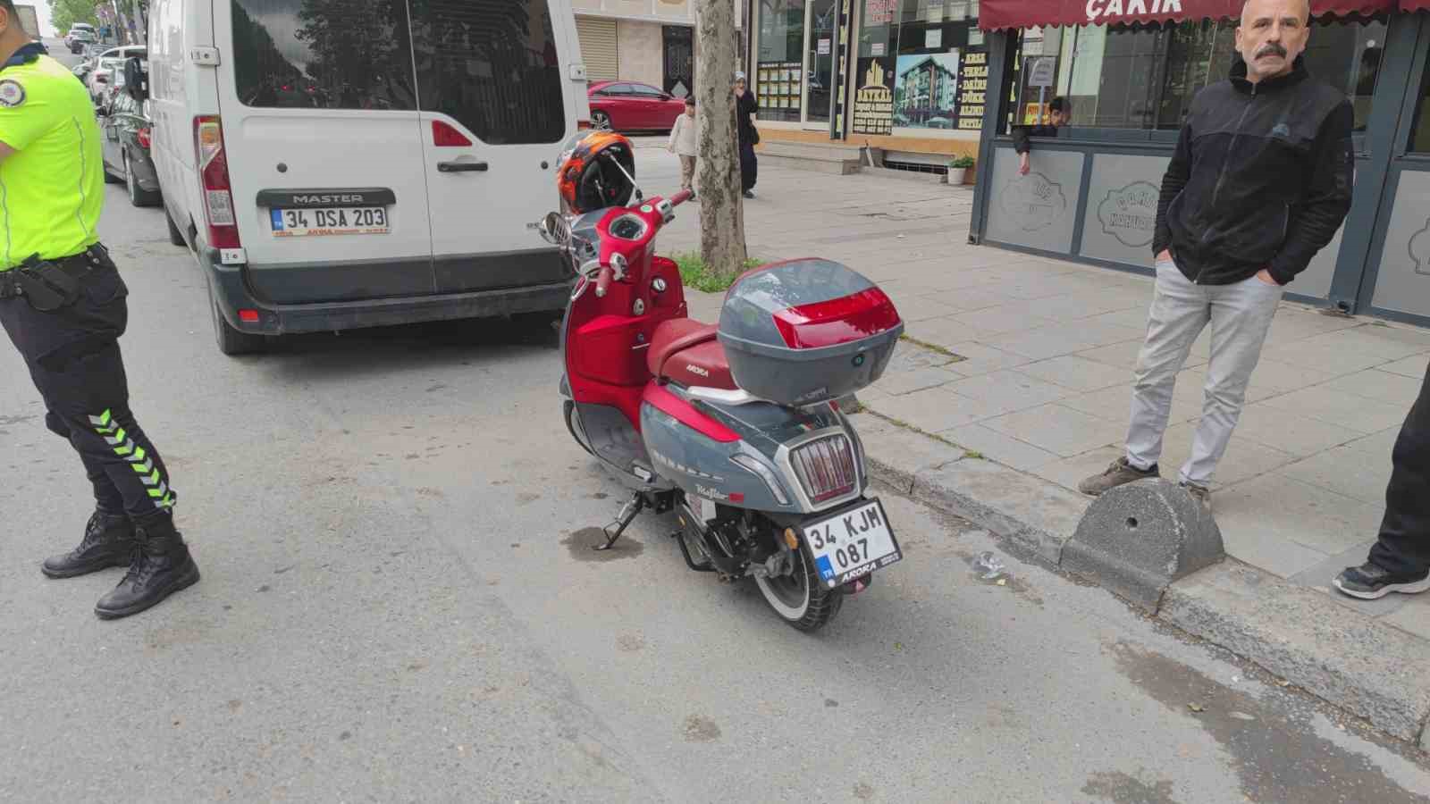 Sultangazi’de kırmızı ışıkta yolun karşısına geçmeye çalışan kadına motosiklet çarptı
