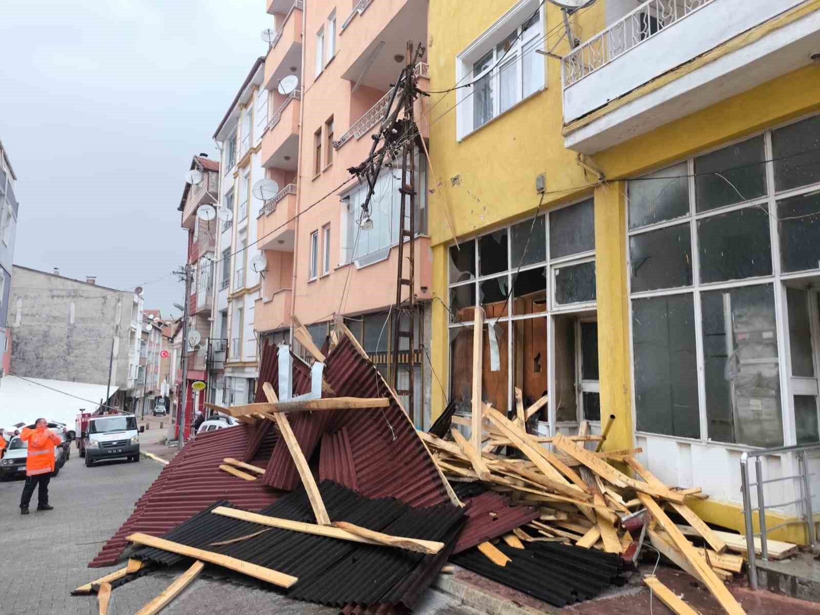 Suluova’da fırtına çatıları uçurdu, vatandaşlar deprem sandı
