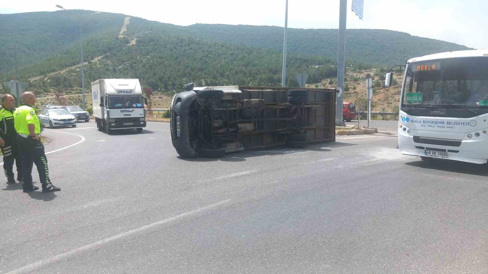 Sürücü virajı alamadı, yan yatan kamyonetteki 2 kişi yaralandı
