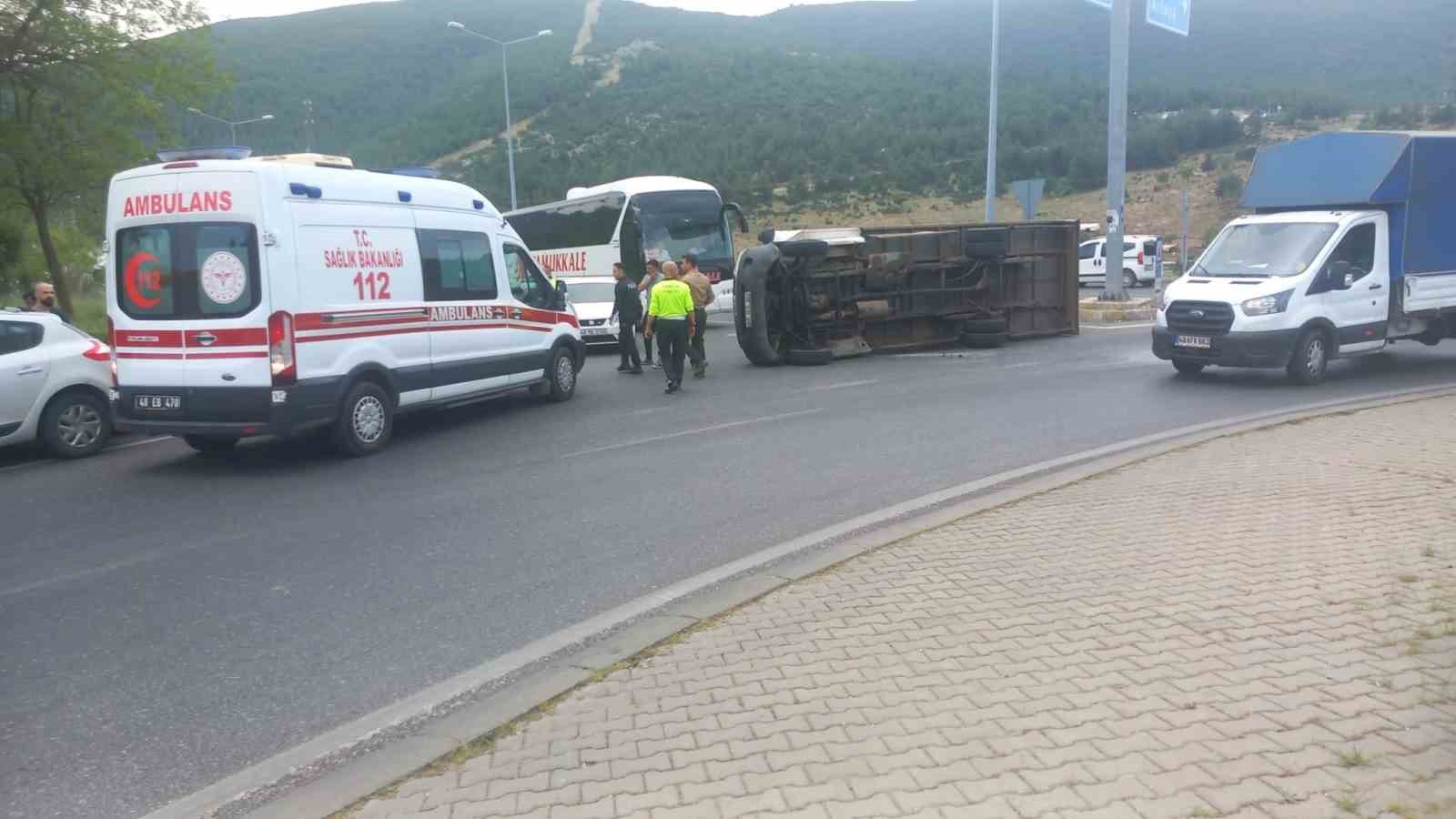 Sürücü virajı alamadı, yan yatan kamyonetteki 2 kişi yaralandı
