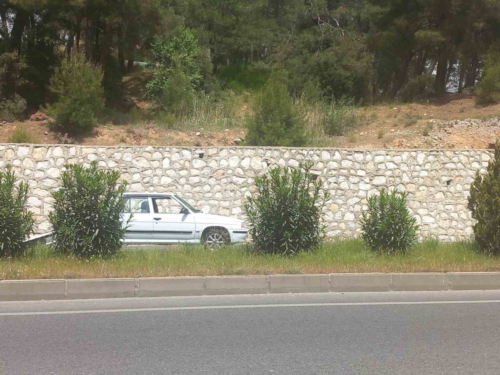 Sürücü virajı alamadı, yan yatan kamyonetteki 2 kişi yaralandı
