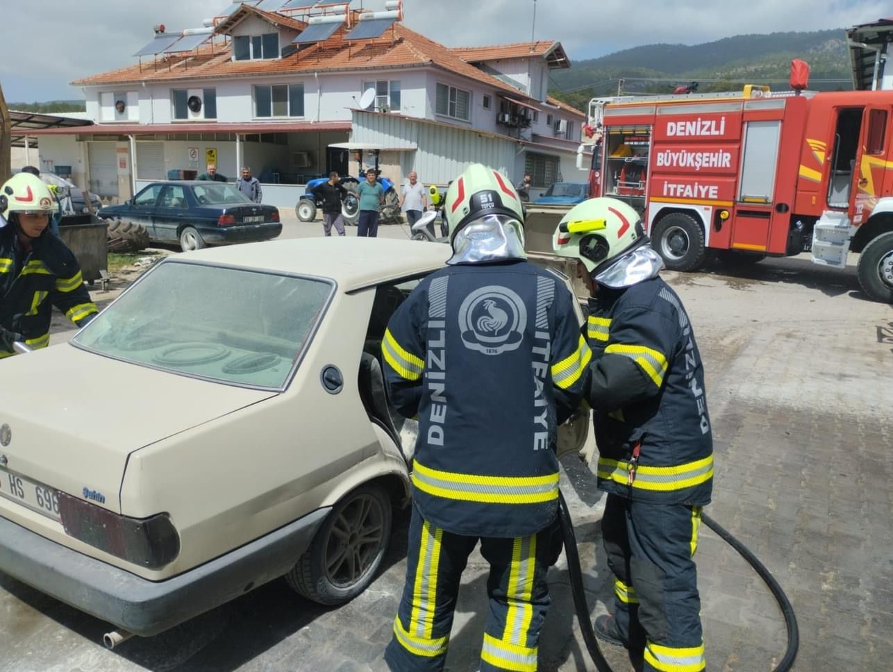 Sürücünün marşa basmasıyla aracın alev alması bir oldu
