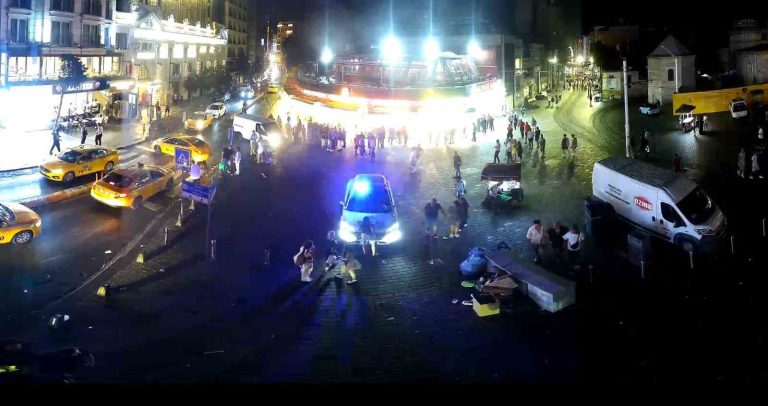 Taksim Meydanı’nda geçtiğimiz yaz meydana gelen olayın görüntüleri ortaya çıktı: Kadınlar polis otosuna saldırdı, karakolu birbirine kattı