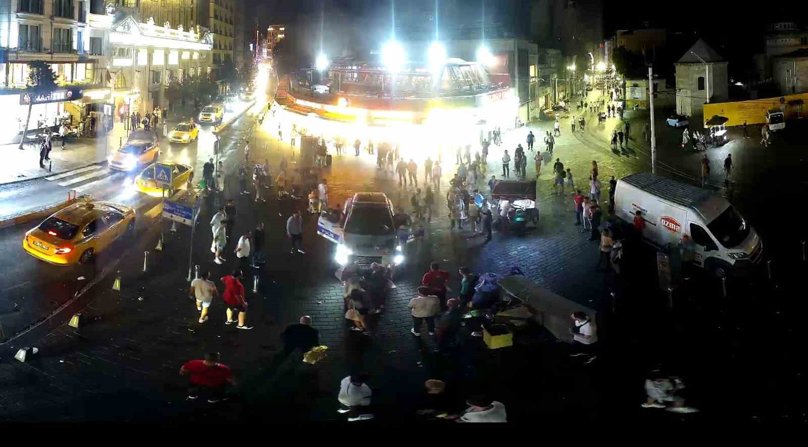 Taksim Meydanı’nda geçtiğimiz yaz meydana gelen olayın görüntüleri ortaya çıktı: Kadınlar polis otosuna saldırdı, karakolu birbirine kattı
