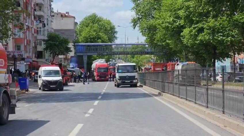 Tanker kazasında yola dökülen benzin sebebiyle kapanan D130 Karayolu 11 saat sonra açıldı
