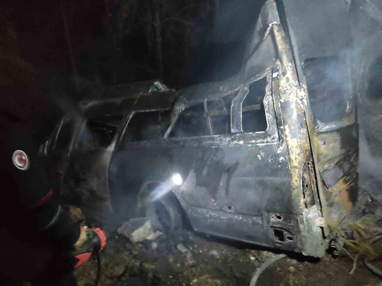 Tarım işçilerini taşıyan minibüs uçuruma düşüp yandı: 3 ölü, 18 yaralı
