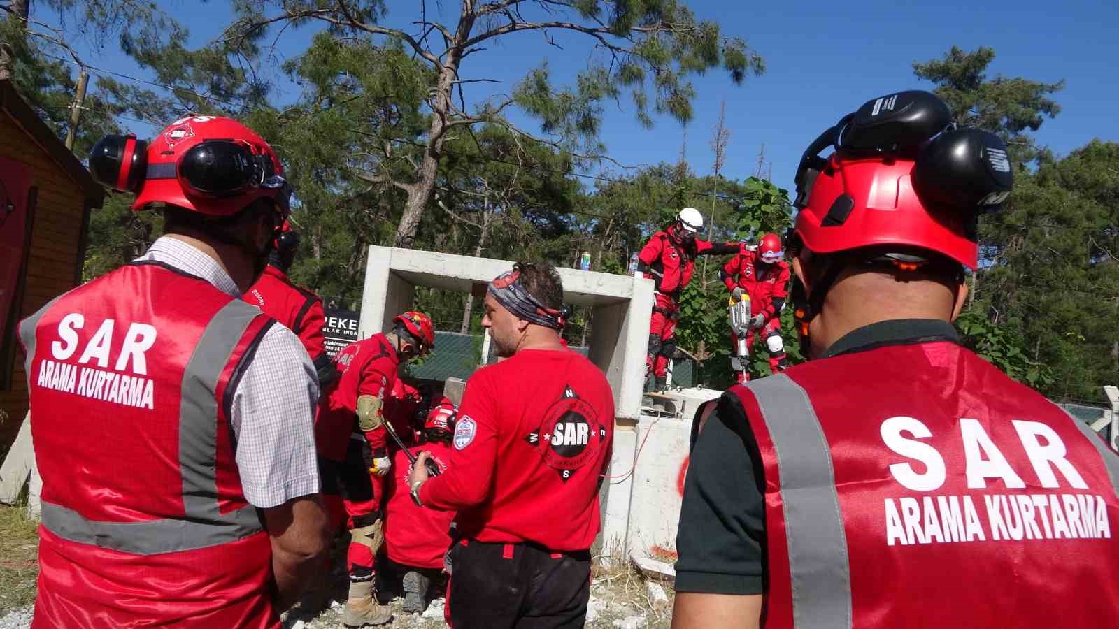 Tatbikat alanında incelemelerde bulundular
