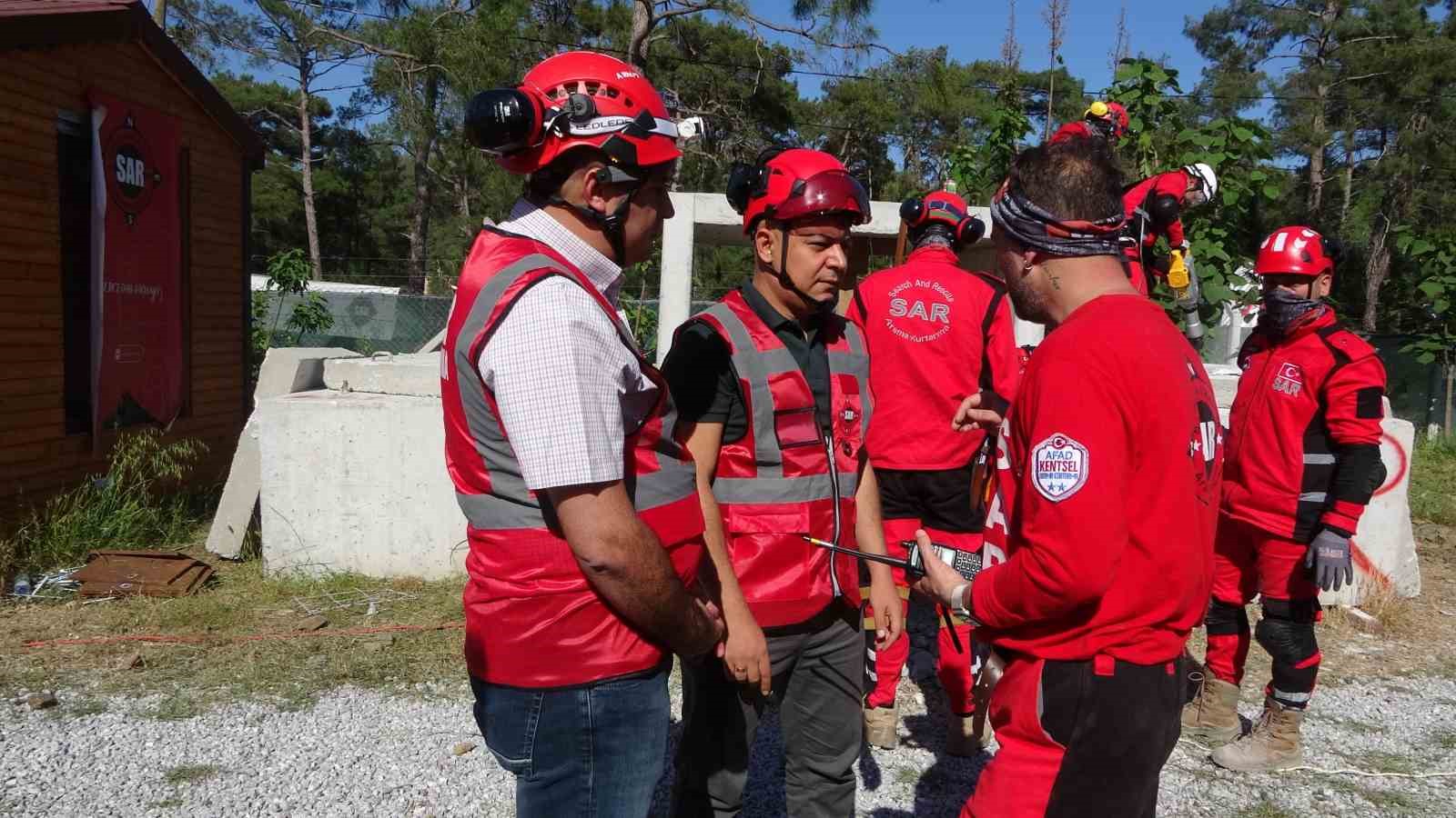 Tatbikat alanında incelemelerde bulundular
