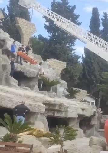 Tatil için Antalya’ya gelen turist yapay şelalenin tepesinde mahsur kaldı

