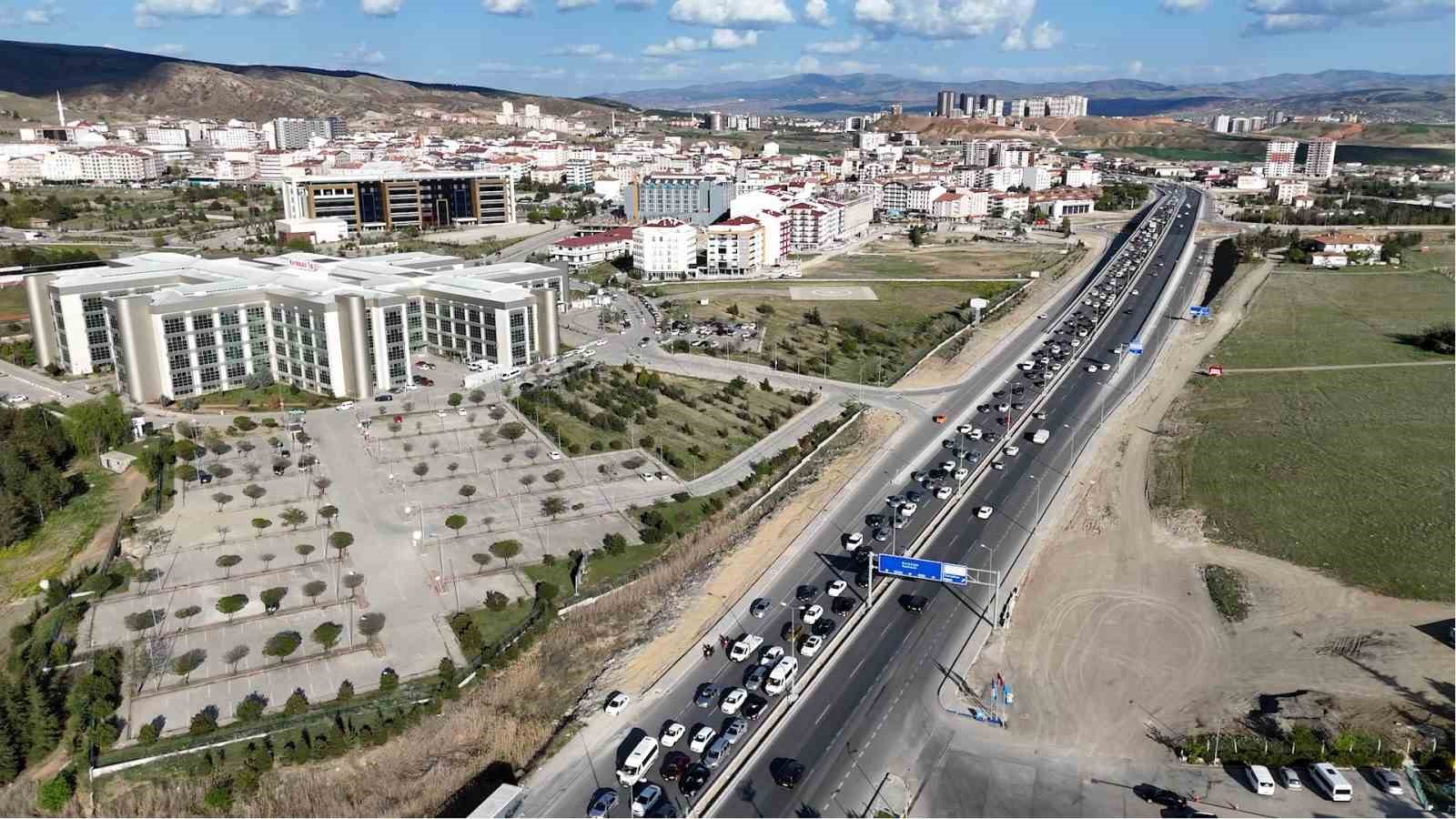 Tehlikeli dönüş dron kamerasında: Ters yöne giren uyanık sürücüye ceza
