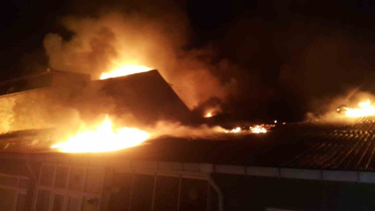 Tekirdağ’da 5 katlı binanın çatısı alev alev yandı