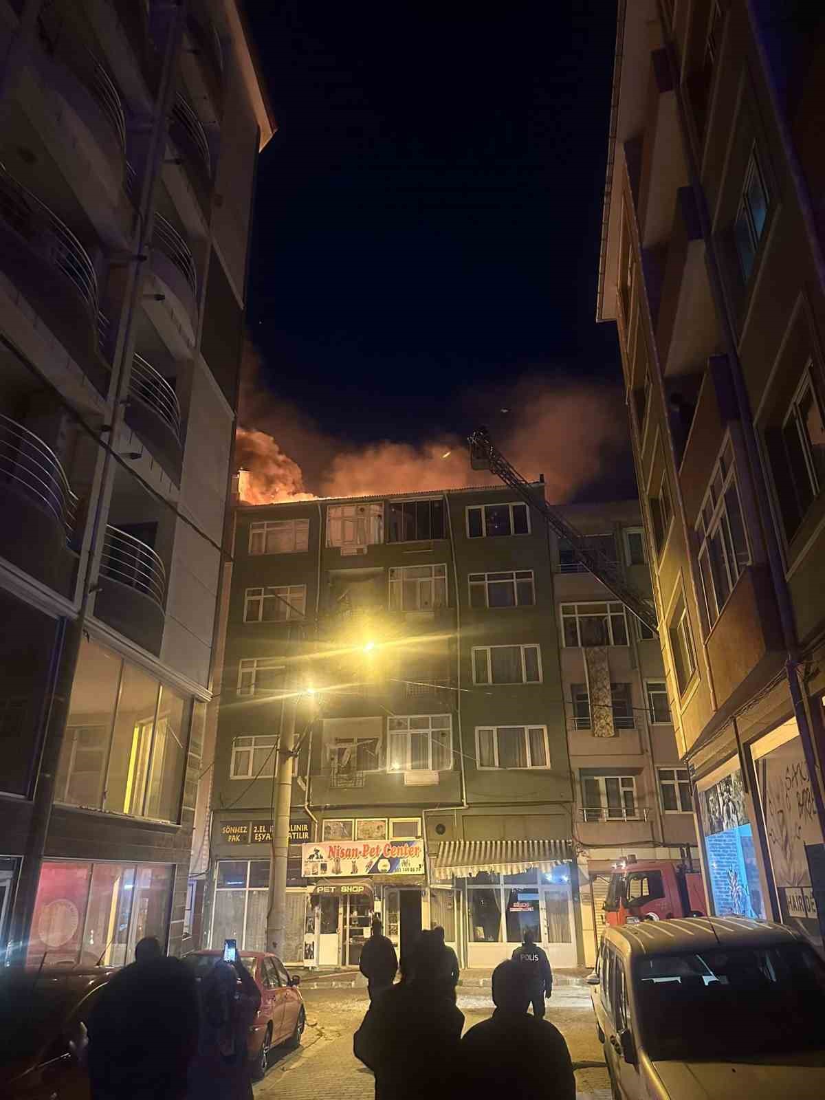 Tekirdağ’da 5 katlı binanın çatısı alev alev yandı
