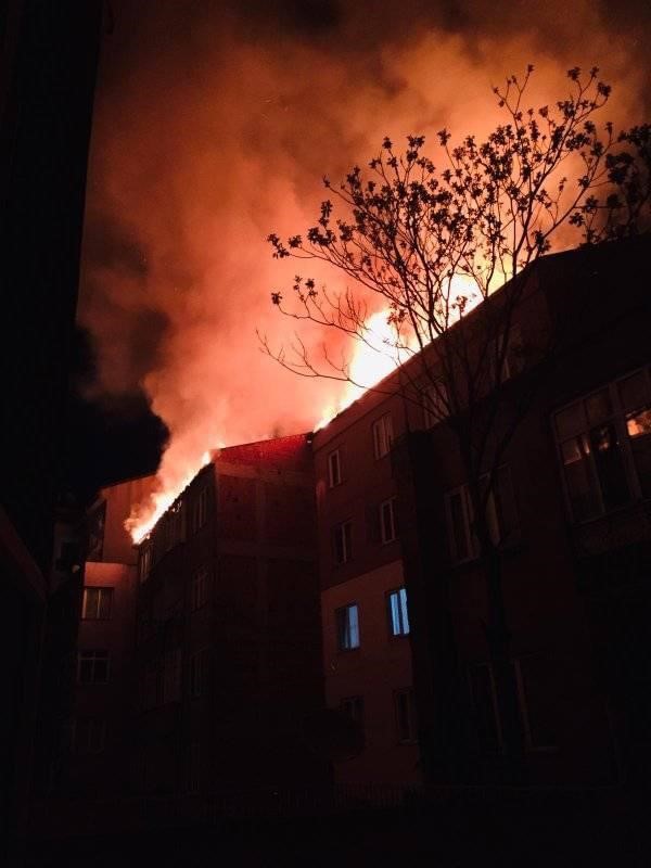 Tekirdağ’da 5 katlı binanın çatısı alev alev yandı
