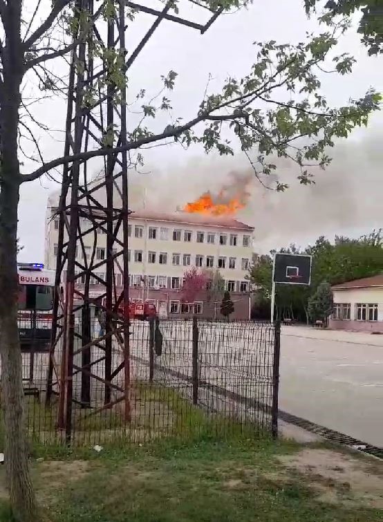 Tekirdağ’da okul çatısı alev alev yandı, öğrenciler tahliye edildi