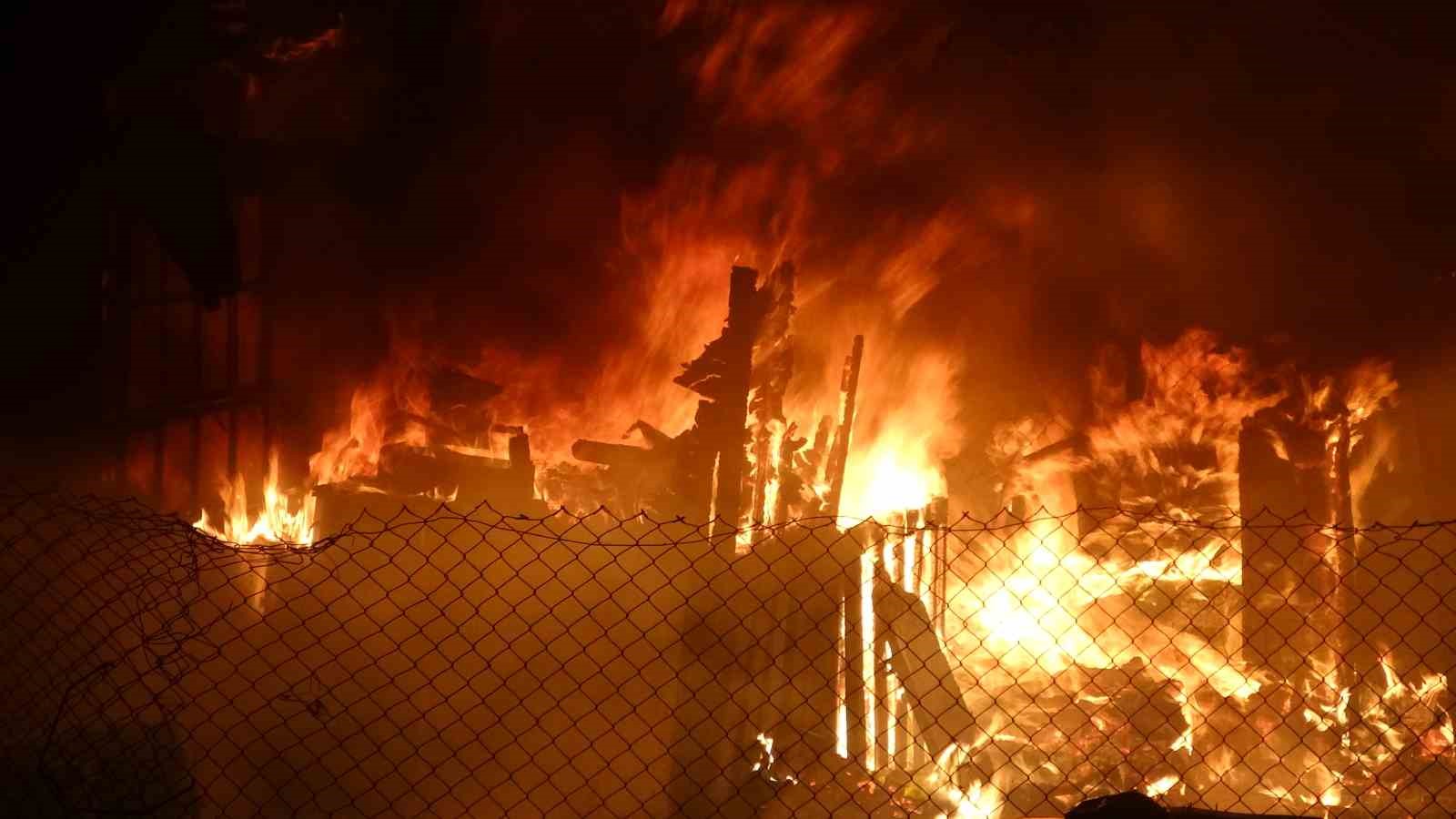 Tekstil atıkların toplandığı depo alev alev yandı: Yangından kurtardığı tavuğuna böyle sarıldı
