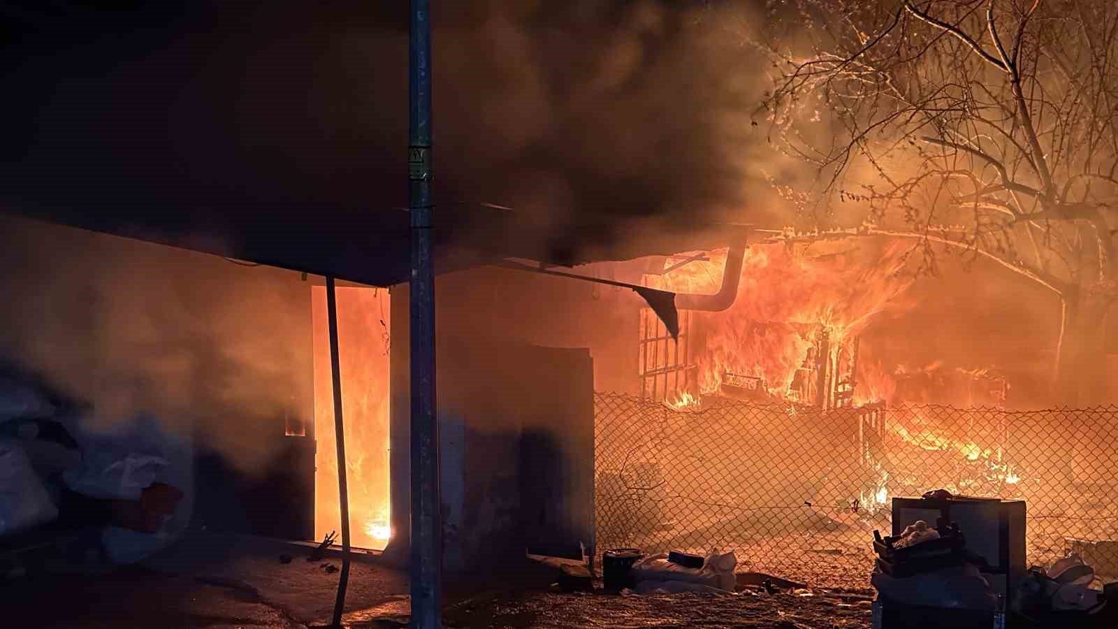 Tekstil atıkların toplandığı depo alev alev yandı: Yangından kurtardığı tavuğuna böyle sarıldı
