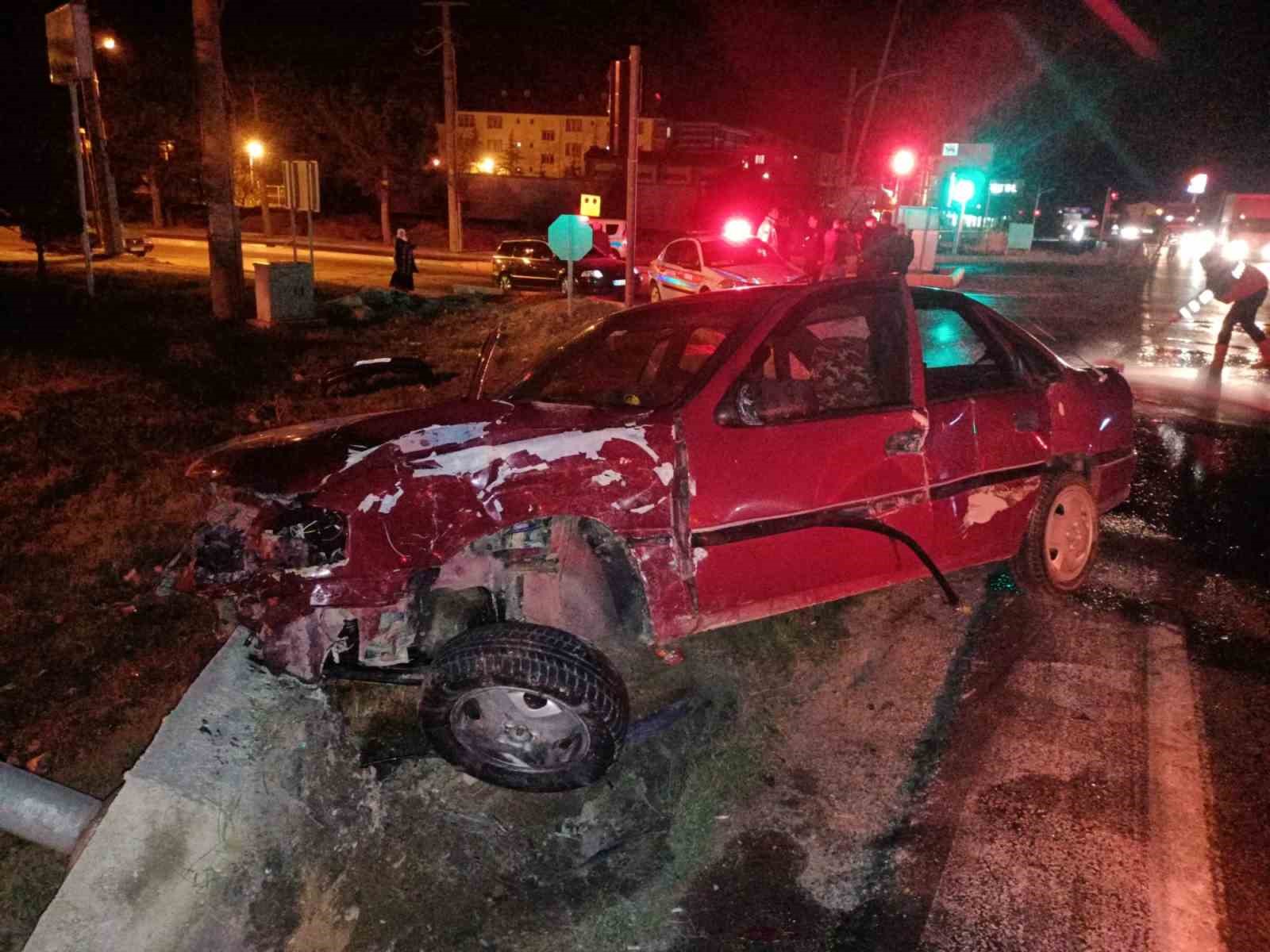 Tır ile otomobilin çarpıştığı kazada 2 kişi yaralandı
