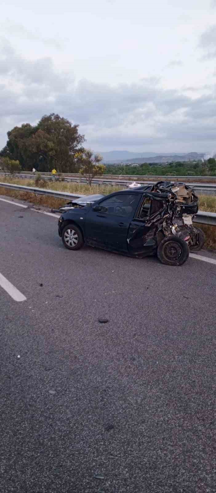 Tırın çarptığı otomobil hurdaya döndü: 1’i ağır 2 yaralı
