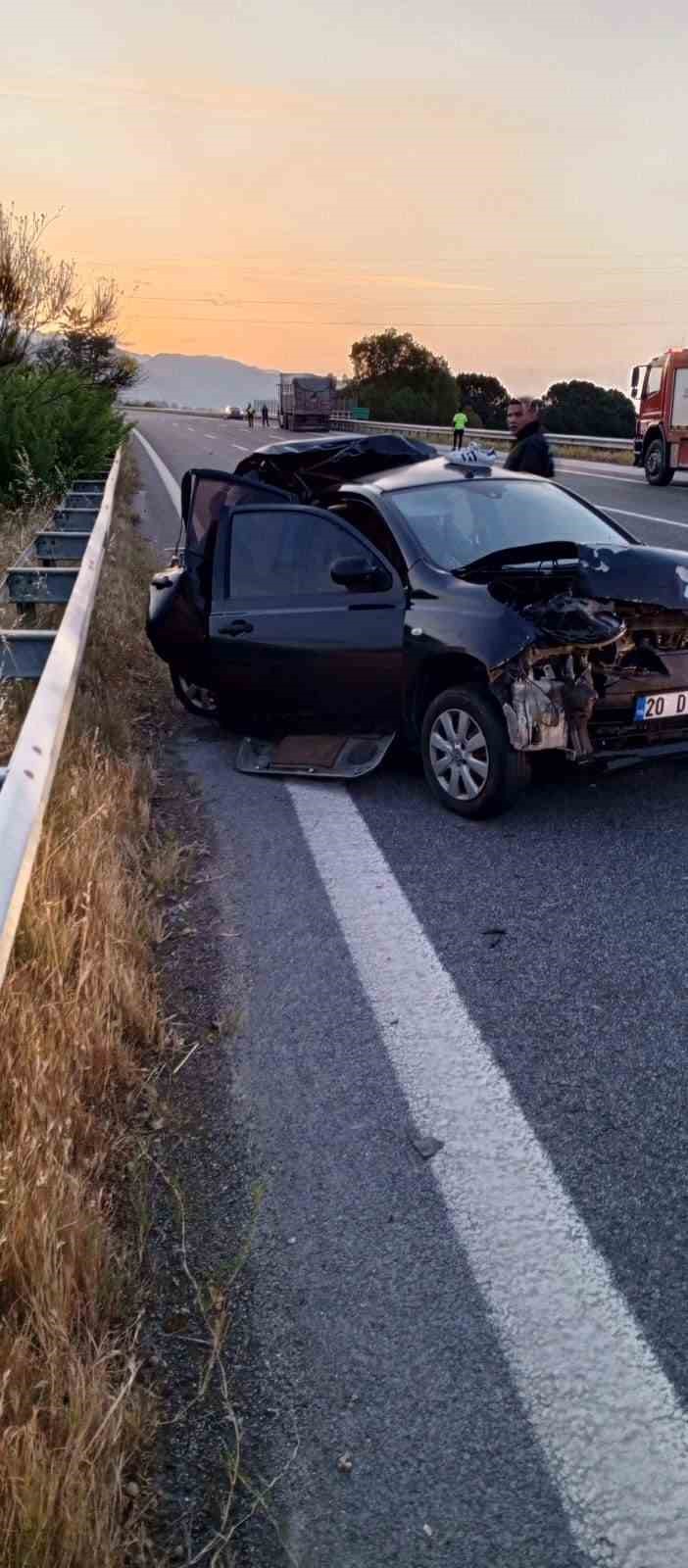 Tırın çarptığı otomobil hurdaya döndü: 1’i ağır 2 yaralı
