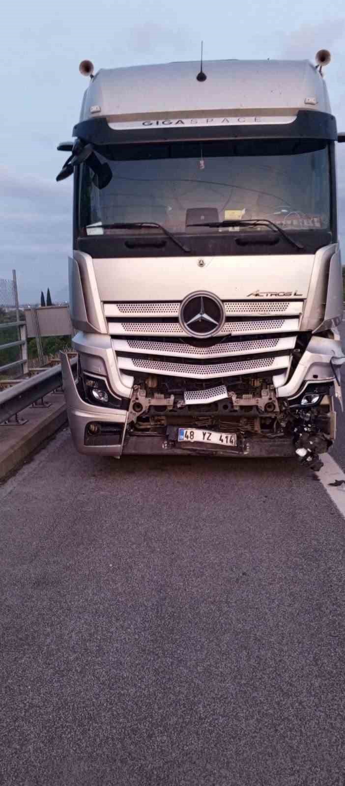 Tırın çarptığı otomobil hurdaya döndü: 1’i ağır 2 yaralı
