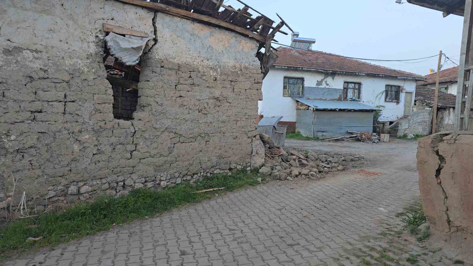 Tokat’ta korkutucu depremin izleri gün ağarınca ortaya çıktı
