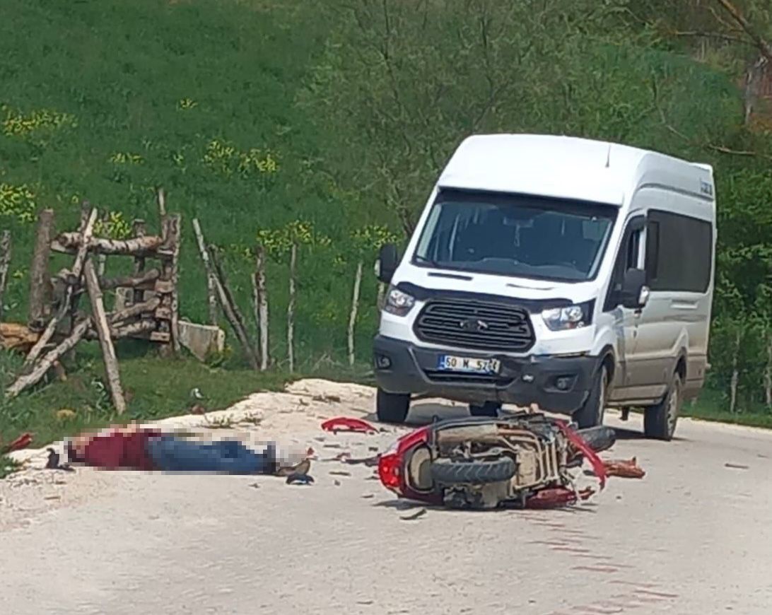 Tokat’ta minibüs motosikletle çarpıştı: 1 ölü