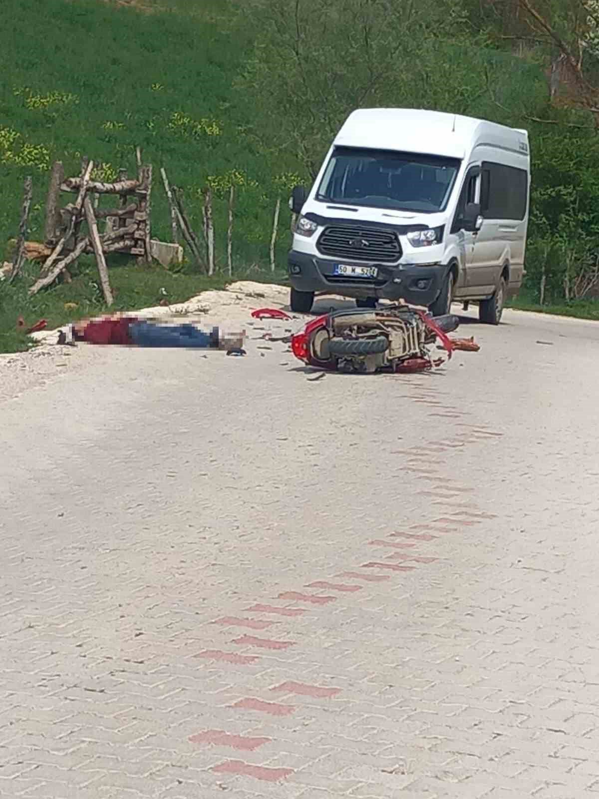 Tokat’ta minibüs motosikletle çarpıştı: 1 ölü
