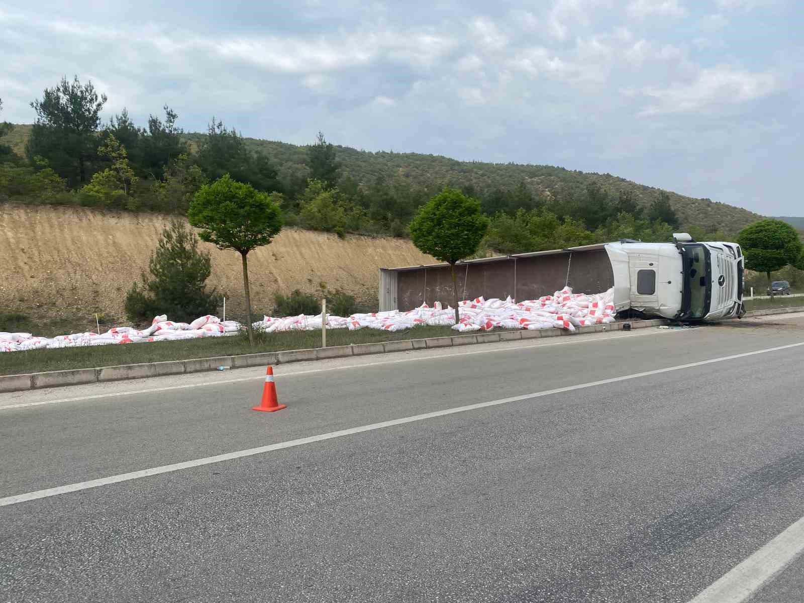 Tokat’ta un yüklü tır devrildi: Un çuvalları yola savruldu
