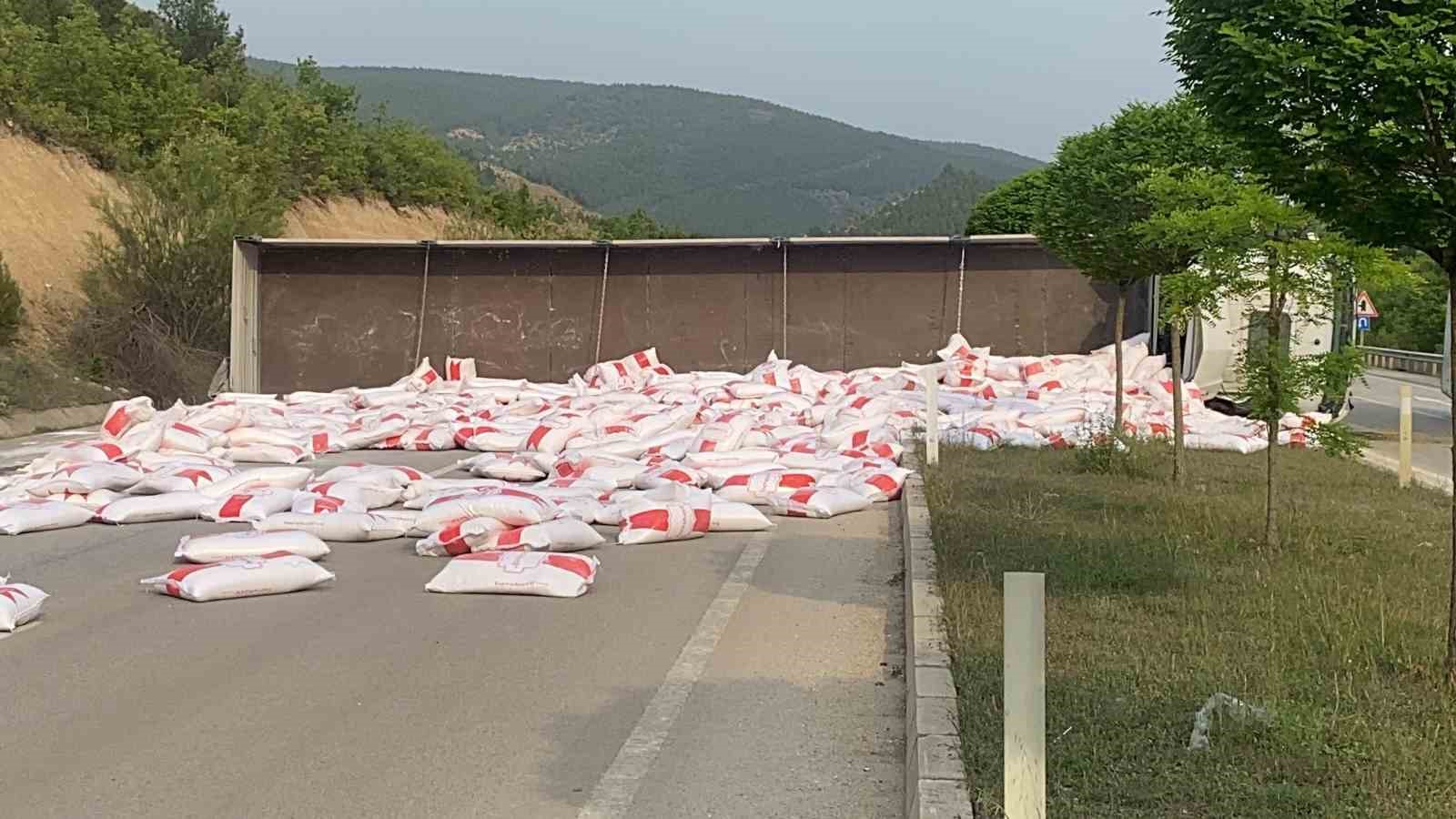 Tokat’ta un yüklü tır devrildi: Un çuvalları yola savruldu
