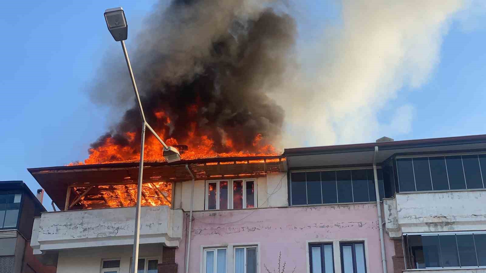 Tokat’taki ev yangını dron ile görüntülendi
